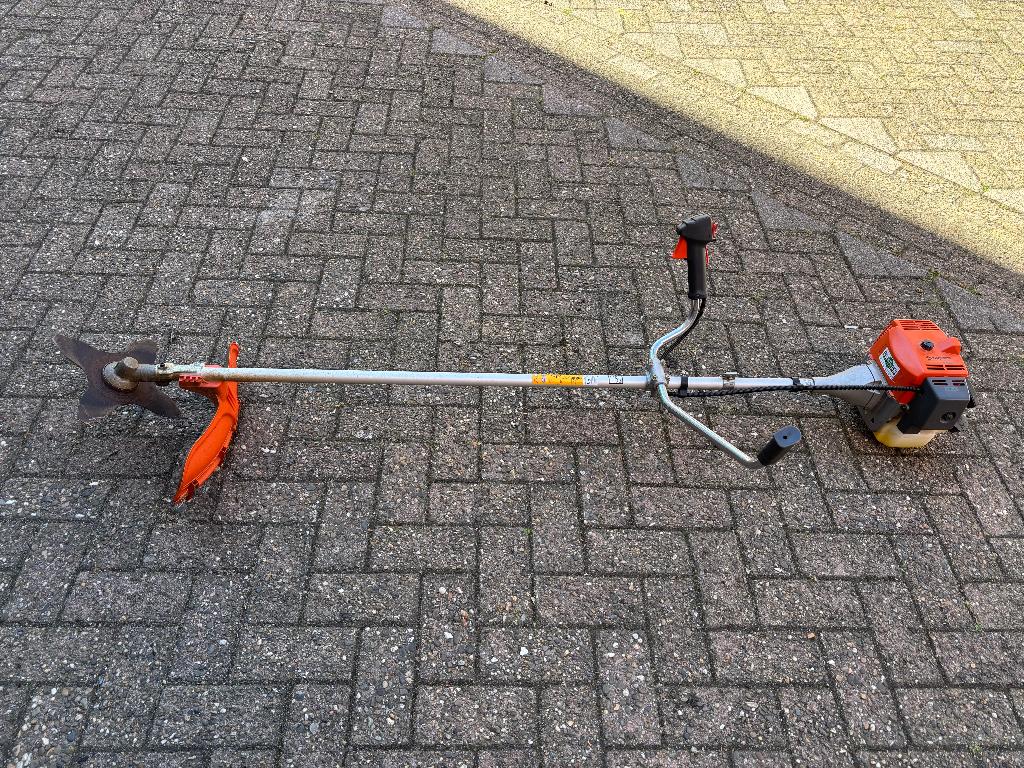 Husqvarna benzine bosmaaier 143R (weinig gebruikt) + Harnas, Tuin en Terras, Ophalen, Zo goed als nieuw, Benzine, Husqvarna