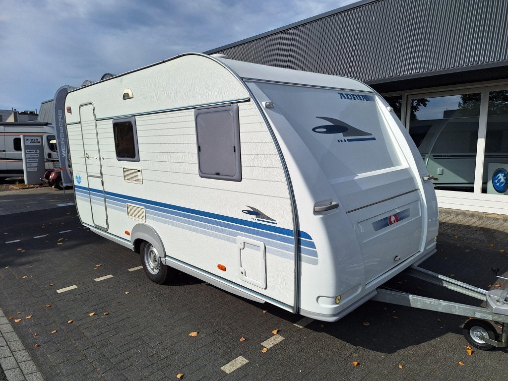 Adria Adora 432 PS Slimline, Caravans en Kamperen, Caravans, Bedrijf, Treinzit, 750 - 1000 kg, Adria