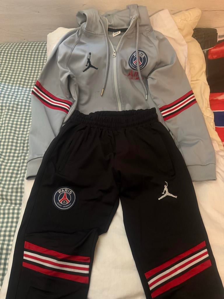 Drie  trainingspakken: PSG Jordan en Adidas en nike 9-10 jaa, Ophalen of Verzenden, Gebruikt, Overige maten