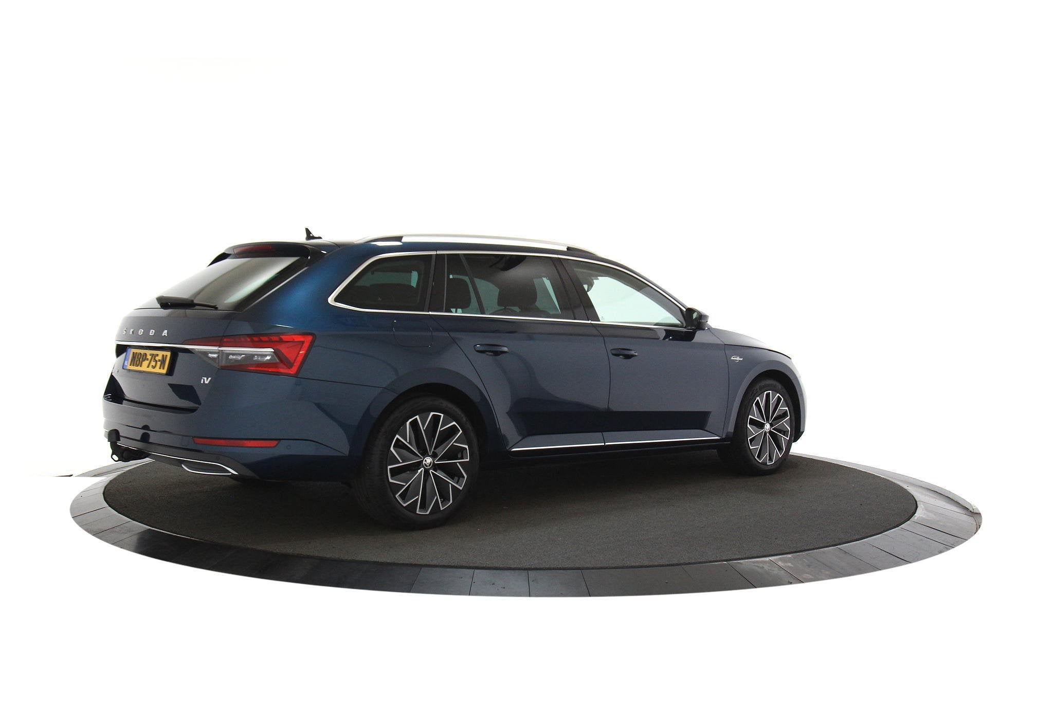Skoda Superb Combi 1.4 TSI iV Laurin& klement, Gebruikt, Euro 6, Blauw, 1668 kg