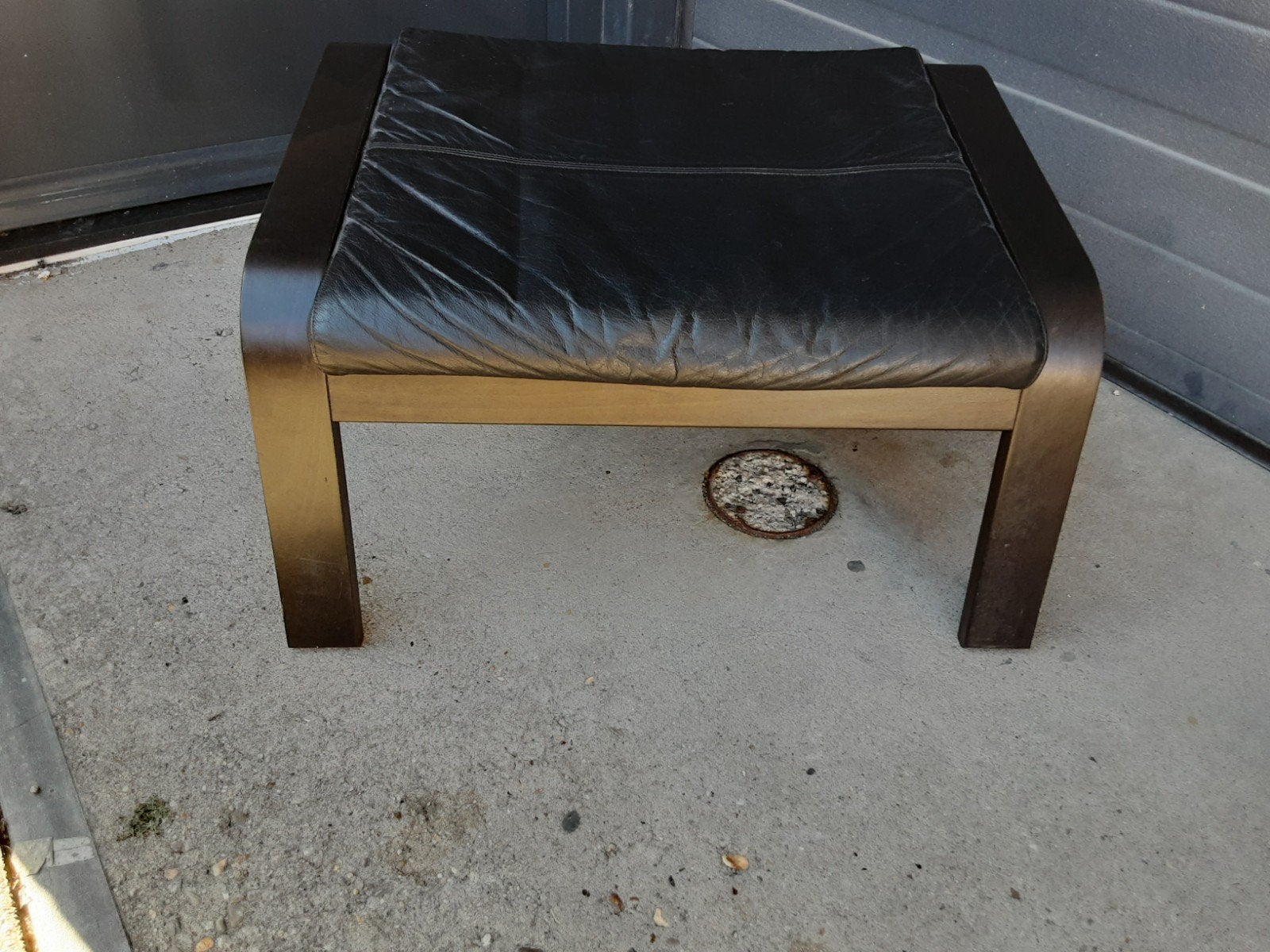 IKEA Poäng voetenbankje Grann zwart leer en walnoot, Huis en Inrichting, Ophalen, Minder dan 50 cm, Leer, Zo goed als nieuw