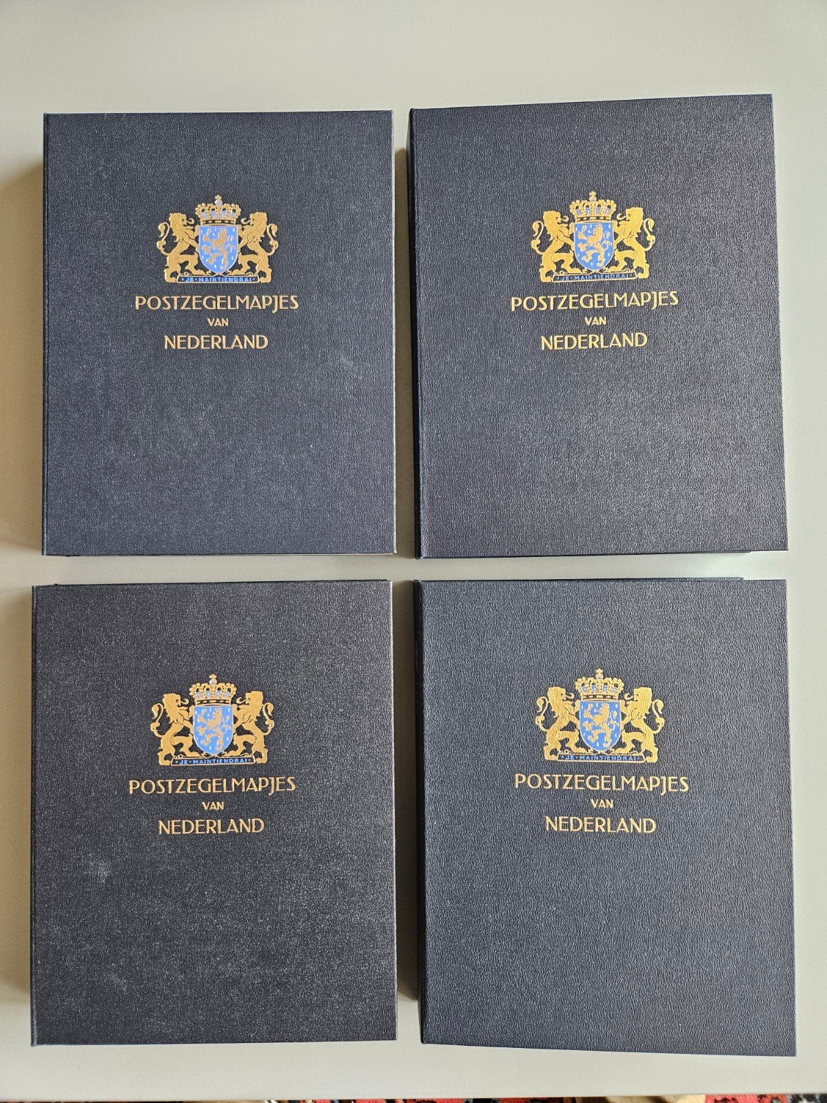 4 luxe albums met alle postzegelmapjes nr 1 t/m 239 compleet, Postzegels en Munten, Postzegels | Toebehoren, Verzamelalbum, Verzenden
