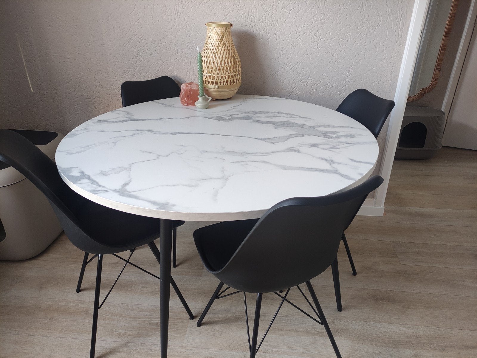 Ronde eettafel met 4 zwarte stoelen – marmerlook, Ophalen, Gebruikt, Rond, Vier personen