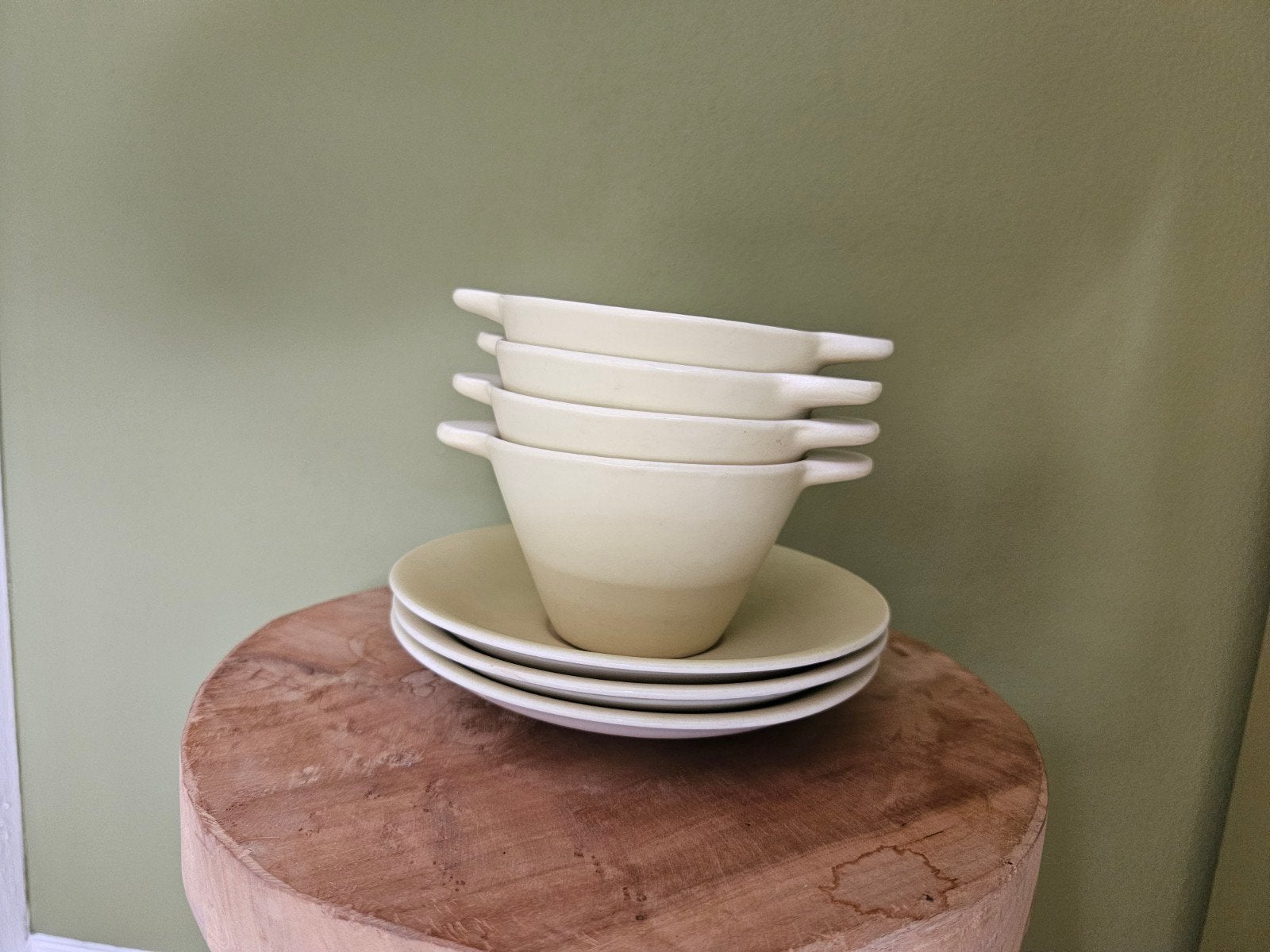 Vintage pastelgele soepkommen met schotels (Boch / Sphinx st, Antiek en Kunst, Ophalen