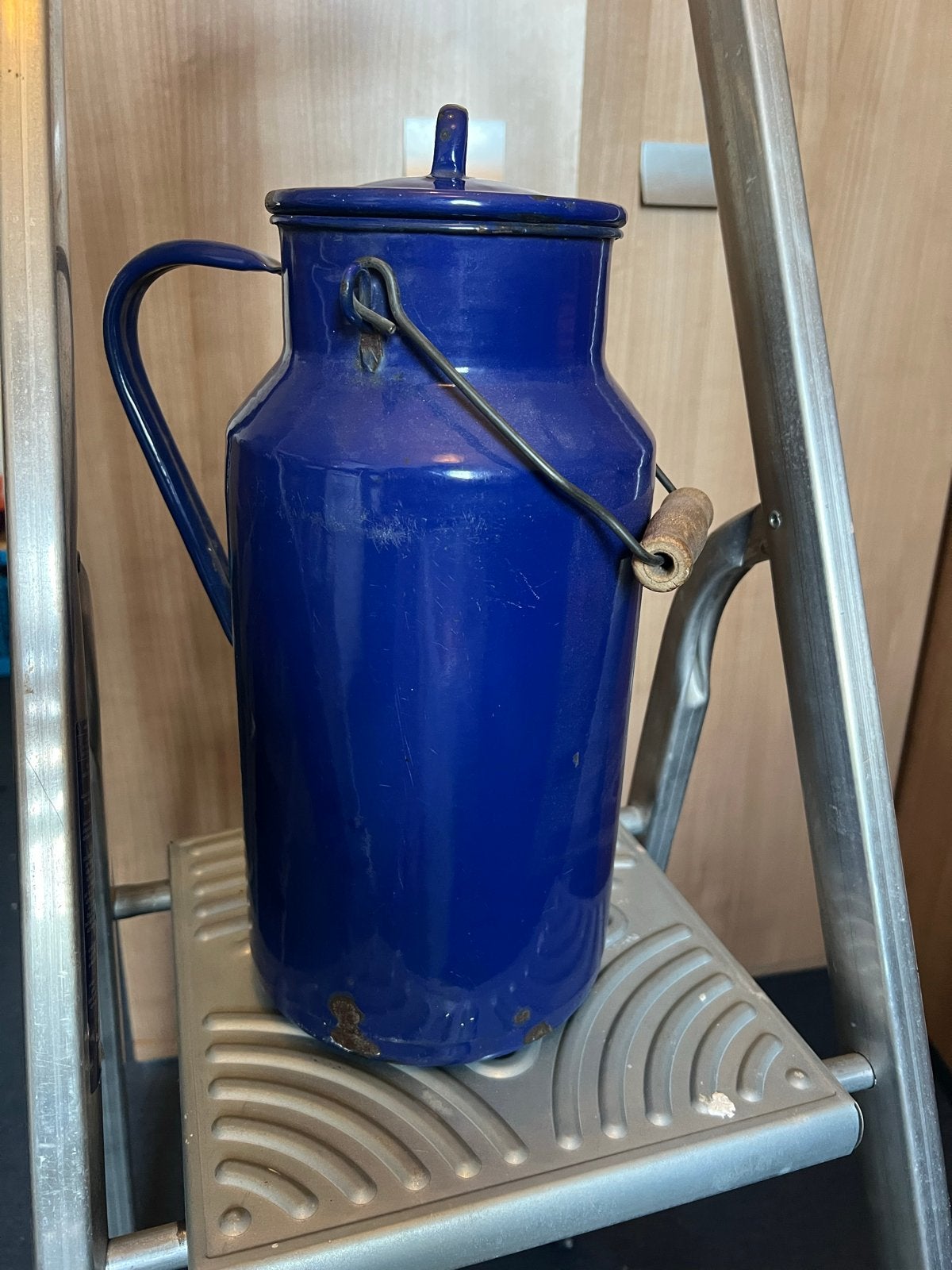 Vintage blauwe emaille melkbus met deksel en houten handvat, Ophalen