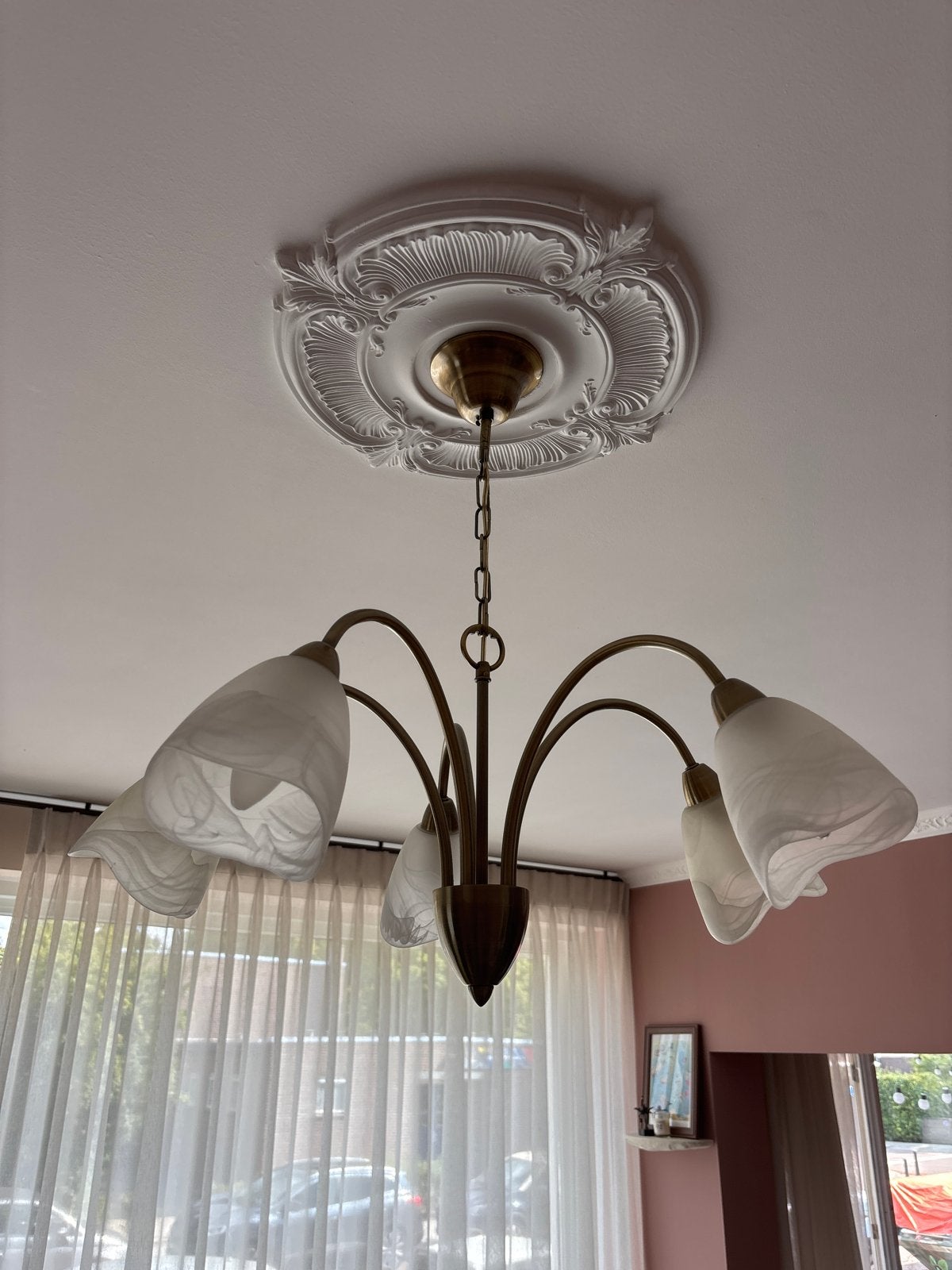 Vintage Kroonluchter 5 armen met melkglazen kapjes, Huis en Inrichting, Lampen | Kroonluchters, Ophalen, Gebruikt, Metaal, E14 (klein)