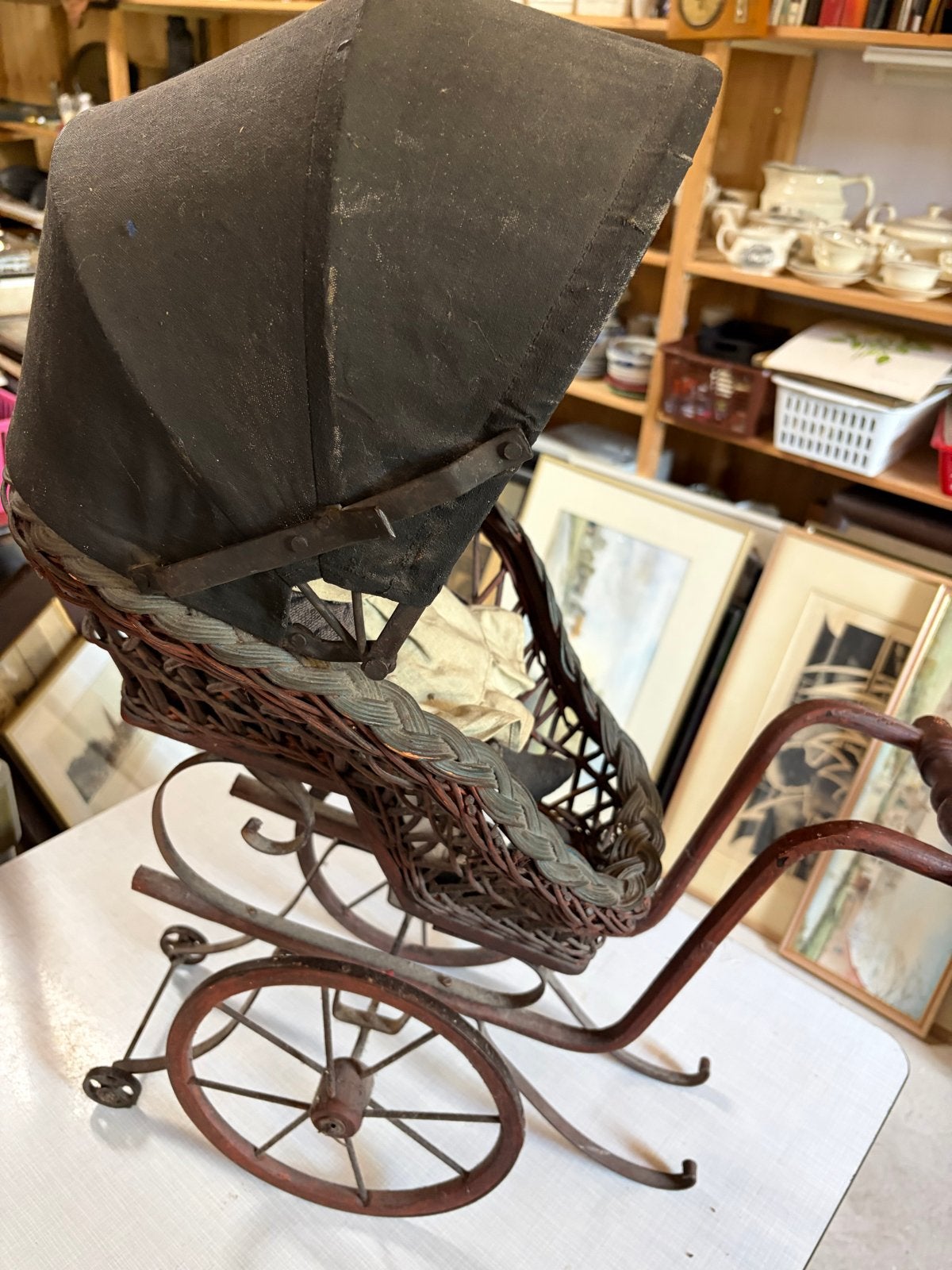 Antieke poppenwagen met pop - Vintage decoratie, Verzamelen, Ophalen of Verzenden, Gebruikt, Pop