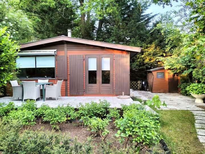 Dubbele houten chalet aan de bosrand – Overbos Hoevelaken, Caravans en Kamperen, Tot en met 4