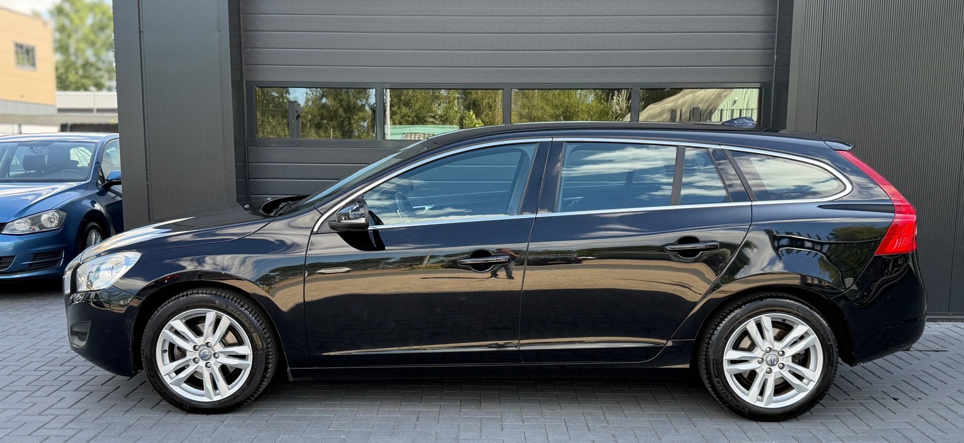 Volvo V60 1.6 T3 Momentum|Trekhaak|Automaat|Airco|Cruise, Auto's, Volvo, Gebruikt, 4 cilinders, 150 pk, Parkeersensor