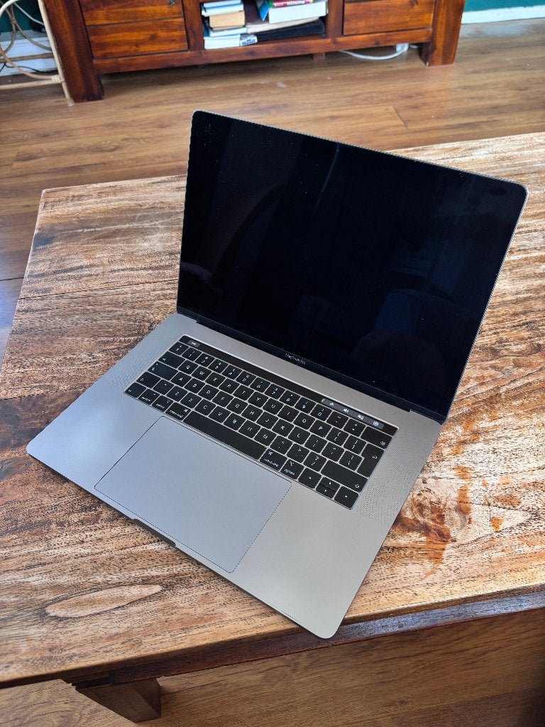 MacBook Pro 15" (2018) – 2.2 GHz 6-Core i7 / 16GB / 1TB SSD