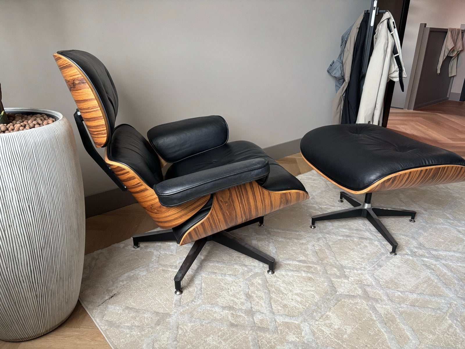 Lounge Chair & Ottoman - Zwart leer en palissander, Huis en Inrichting, Fauteuils, Ophalen of Verzenden, Nieuw, Hout, 75 tot 100 cm