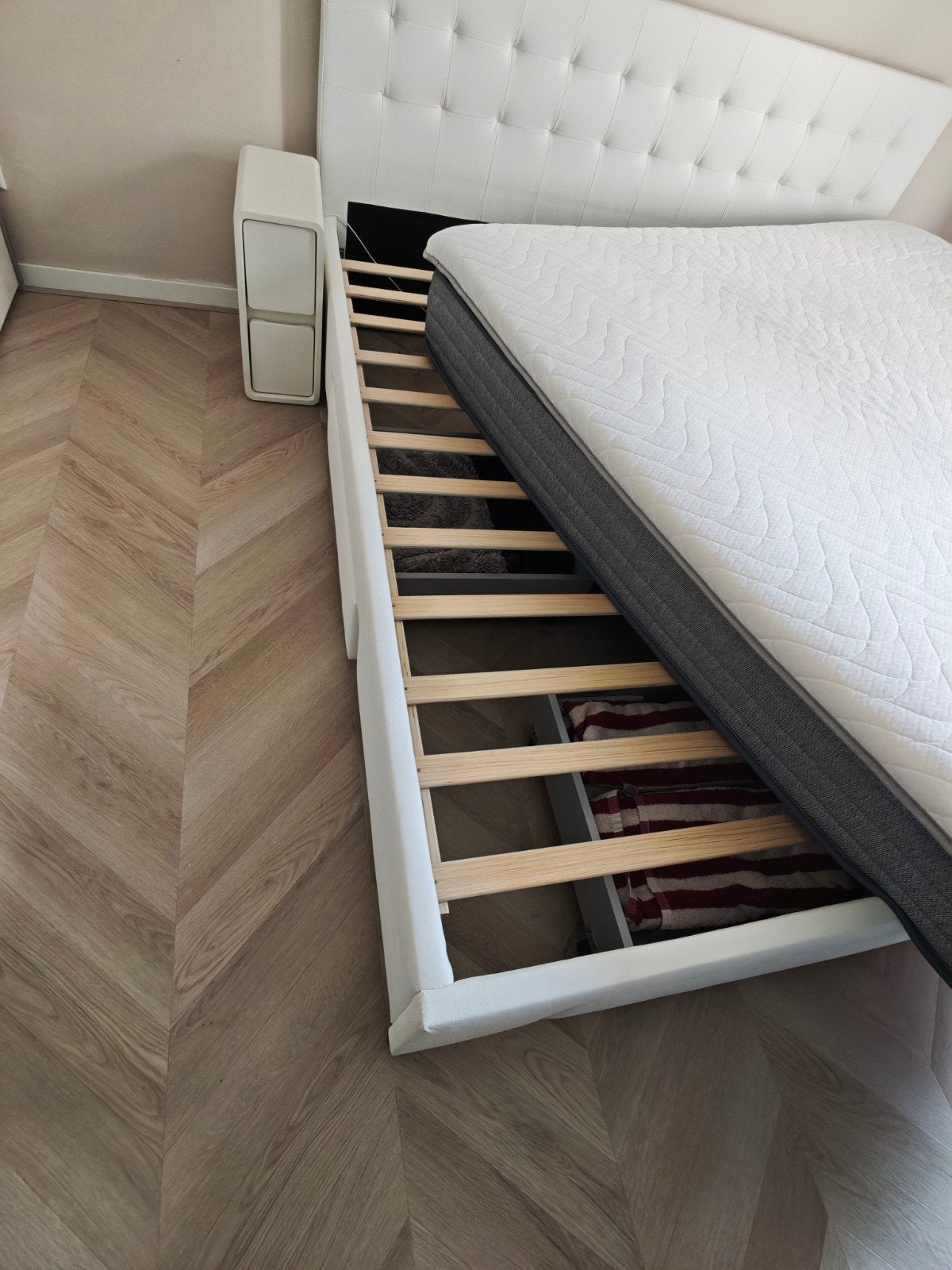 Foto 9 van Bed met matras, topper en nachtkastjes 180x200cm