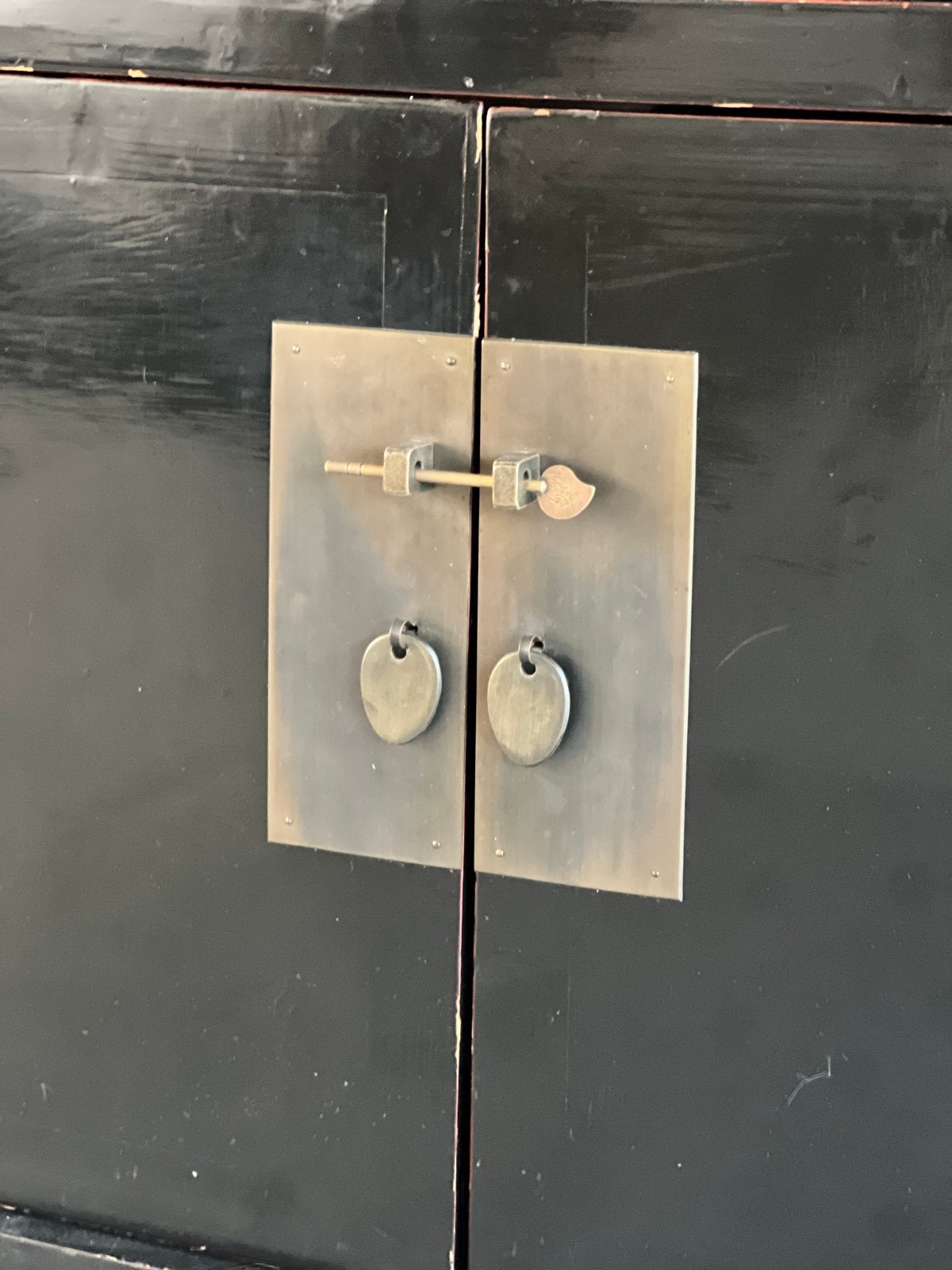 Antieke Chinese kast, zwart met messing beslag, Ophalen