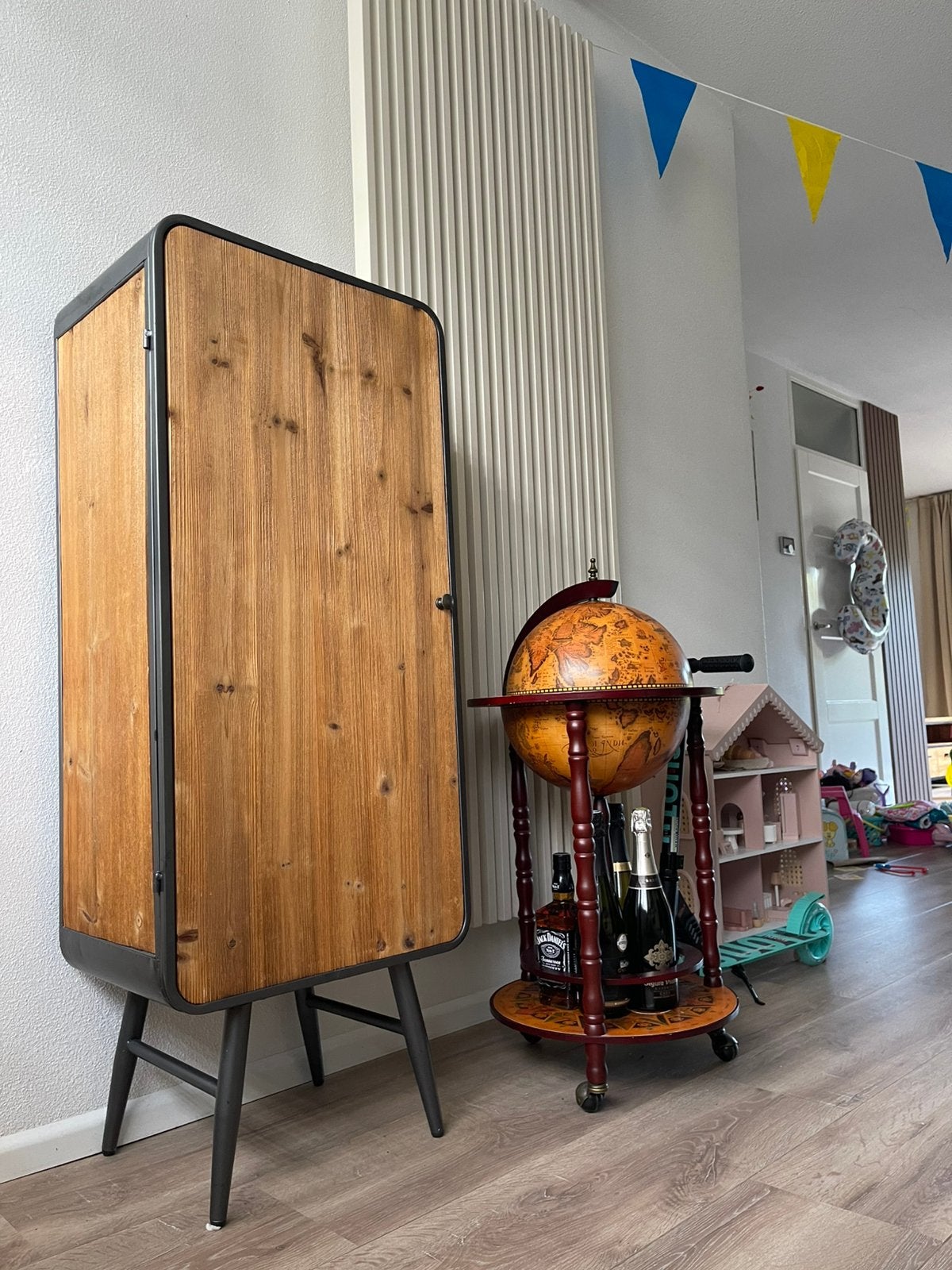 Stoere houten kast op pootjes – industrieel design, Ophalen, Zo goed als nieuw