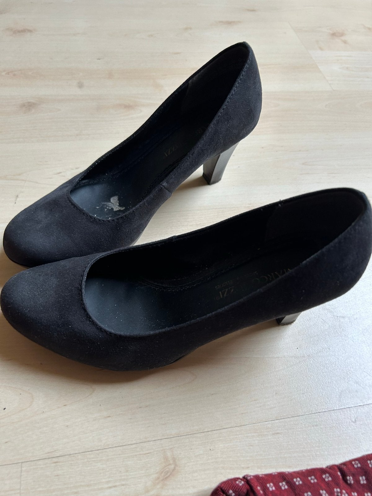 Zwarte suède pumps met lage hak, Kleding | Dames, Schoenen, Ophalen of Verzenden, Gedragen, Zwart, Schoenen met lage hakken