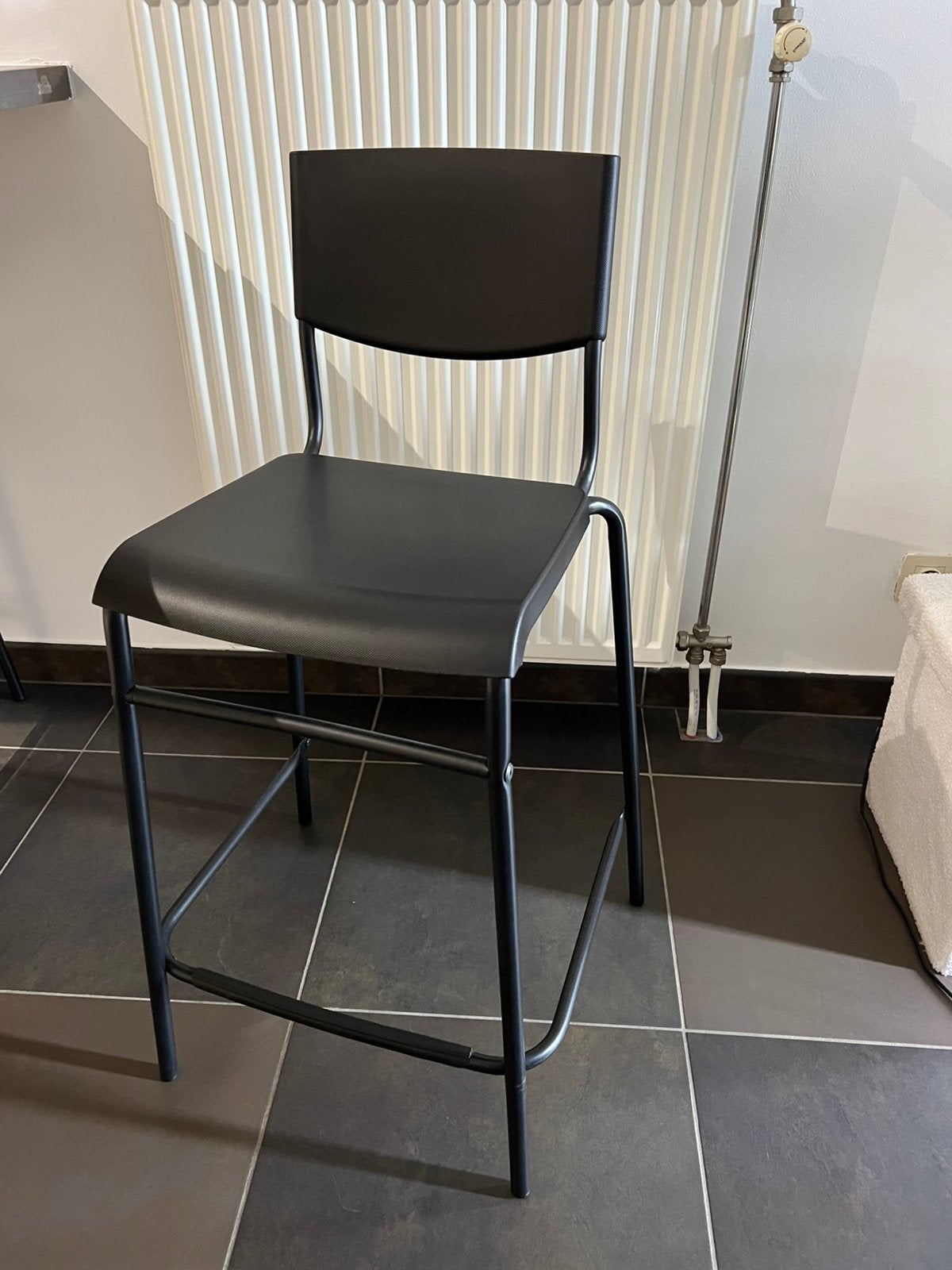 Zwarte barkruk / eilandstoel met rugleuning – 63 cm, Ophalen, Met voetsteun, 60 tot 90 cm, Zo goed als nieuw