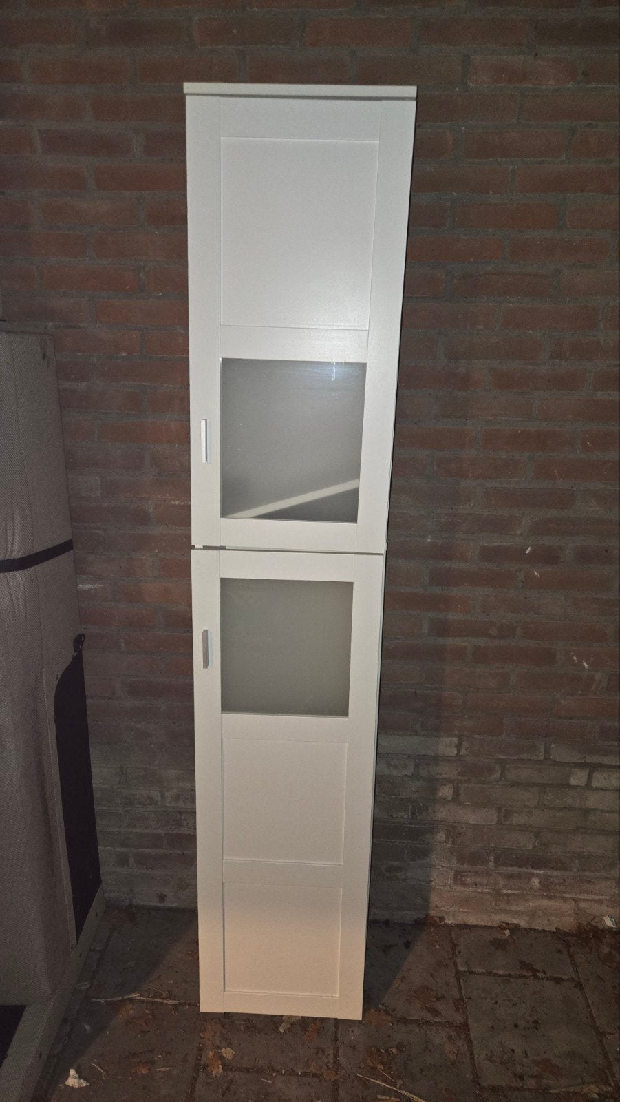 GRATIS Witte smalle kast met glazen deuren, Ophalen, Gebruikt