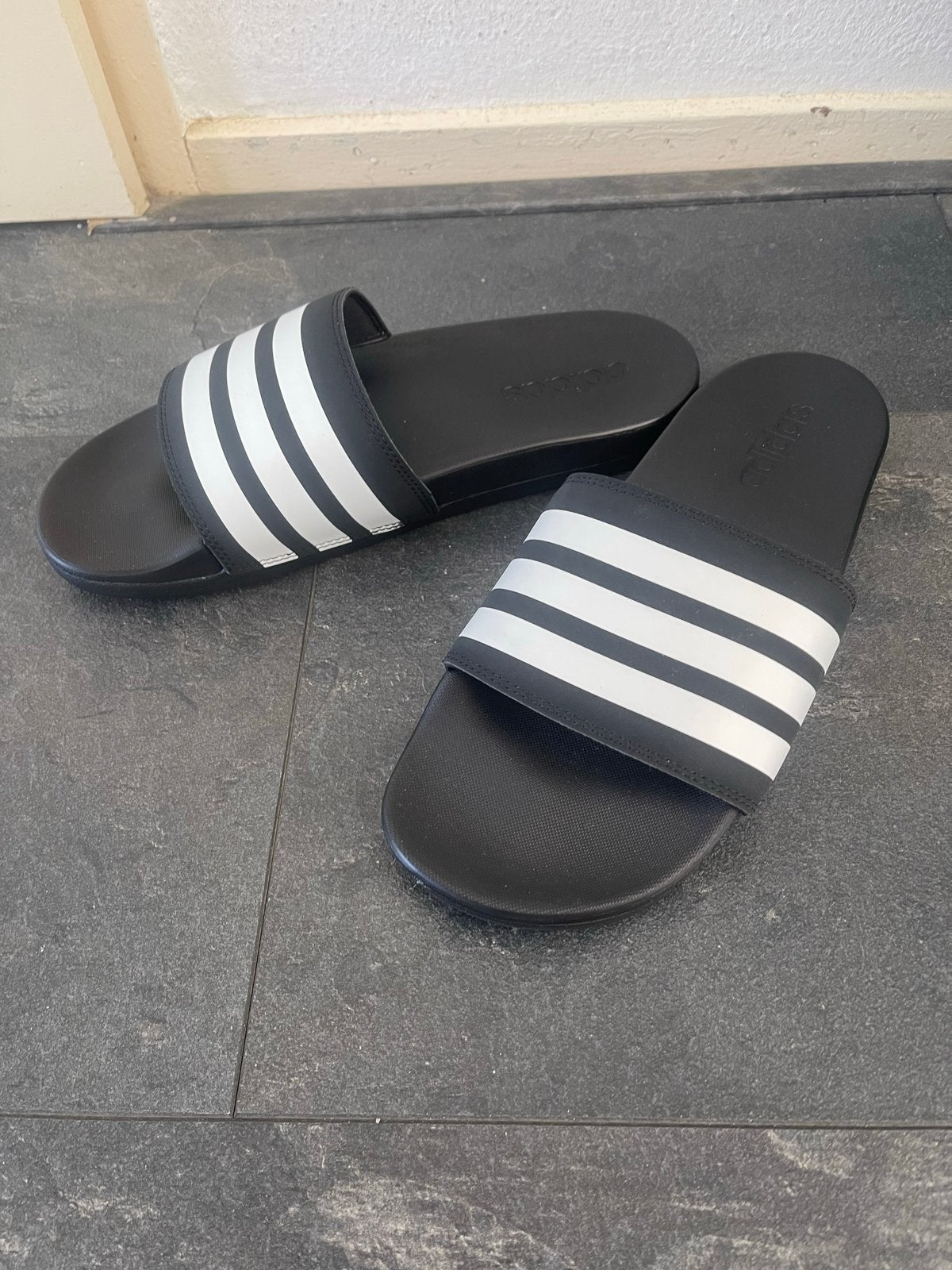 Nieuwe Adidas slippers maat 40 (USA 9), Ophalen of Verzenden, Nieuw, Zwart, Slippers