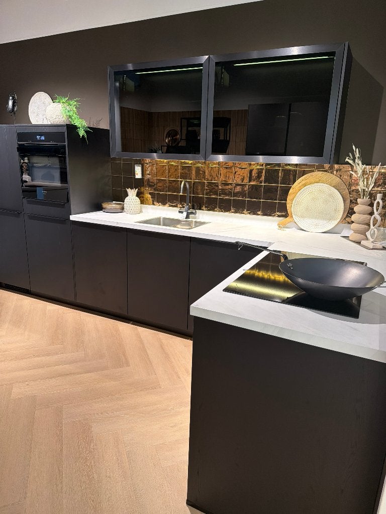 Showroom uitverkoop Stanford Eiken Nero, voor € 7.000,-, Huis en Inrichting, Ophalen, Zwart, Hoekkeuken, Nieuw