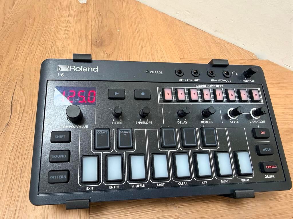 Roland Aria J-6 met standaard, Ophalen of Verzenden, Zo goed als nieuw, Roland