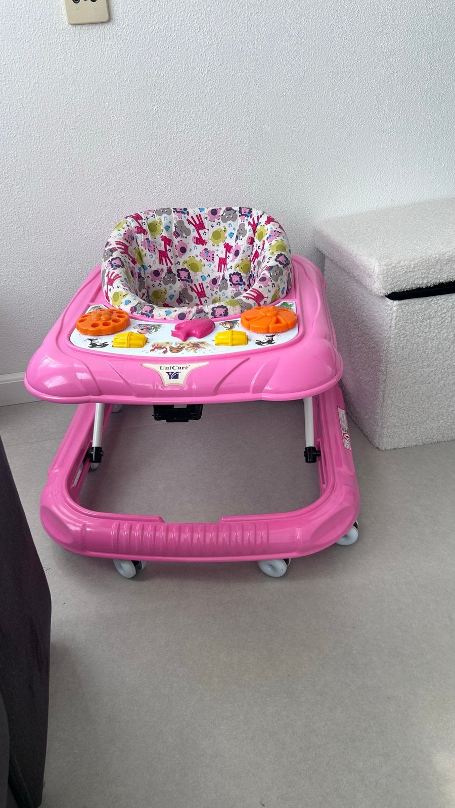 Roze loopstoel UniCare met speelblad, Ophalen of Verzenden, Gebruikt, Overige typen, Met wieltjes