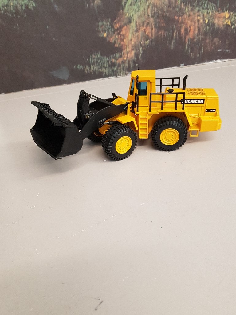 Te koop Michigan L-320 Wheelloader 1/50 metaal, Ophalen of Verzenden, Nieuw, Bus of Vrachtwagen