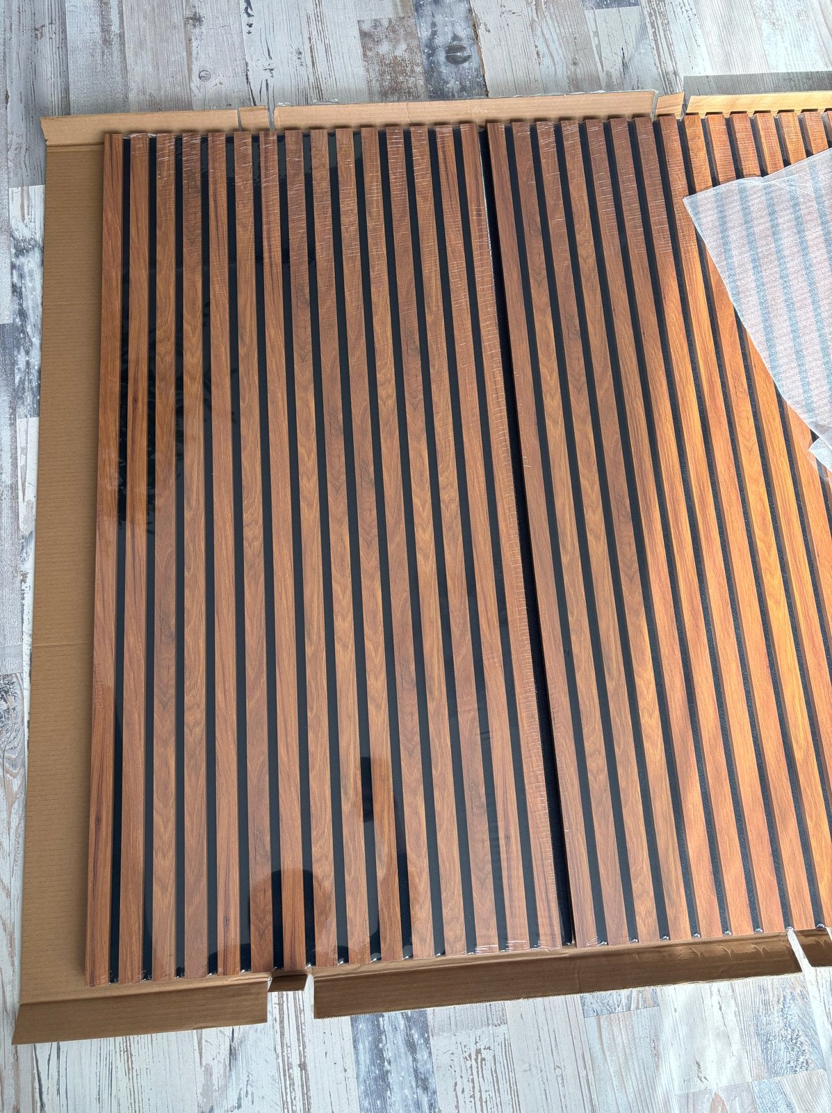Nieuwe akoestische wandpanelen op vilt met houten latten, Geluiddempend, Hout, Nieuw, Ophalen of Verzenden