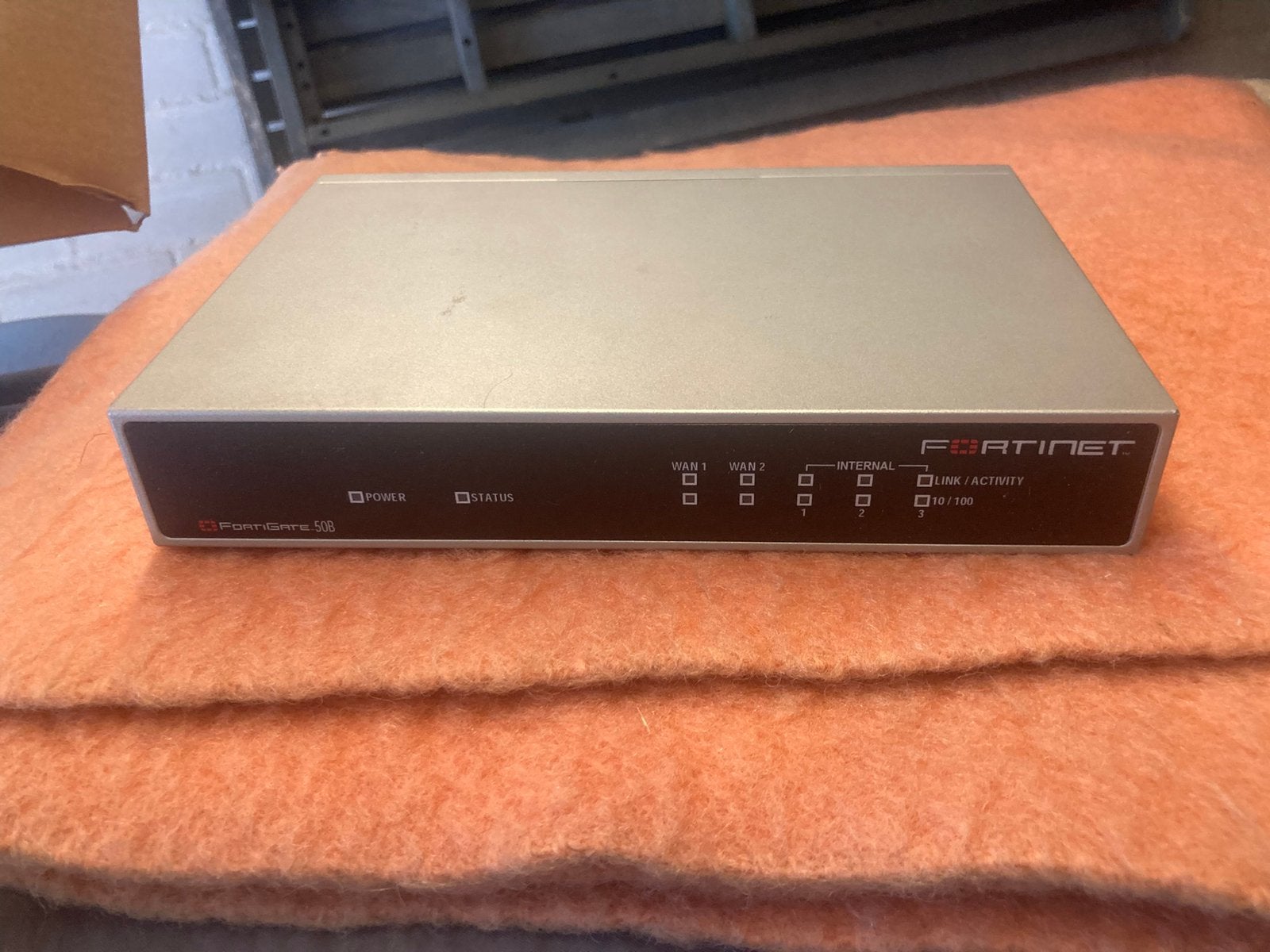 Fortinet FortiGate-50B Firewall Router, Computers en Software, Routers en Modems, Gebruikt, Router, Ophalen of Verzenden