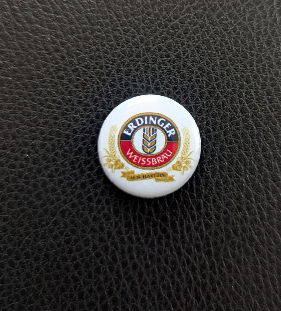 Erdinger - 25 mm button/speld/pin - wit/rood, Ophalen of Verzenden, Nieuw, Overige typen, Overige merken
