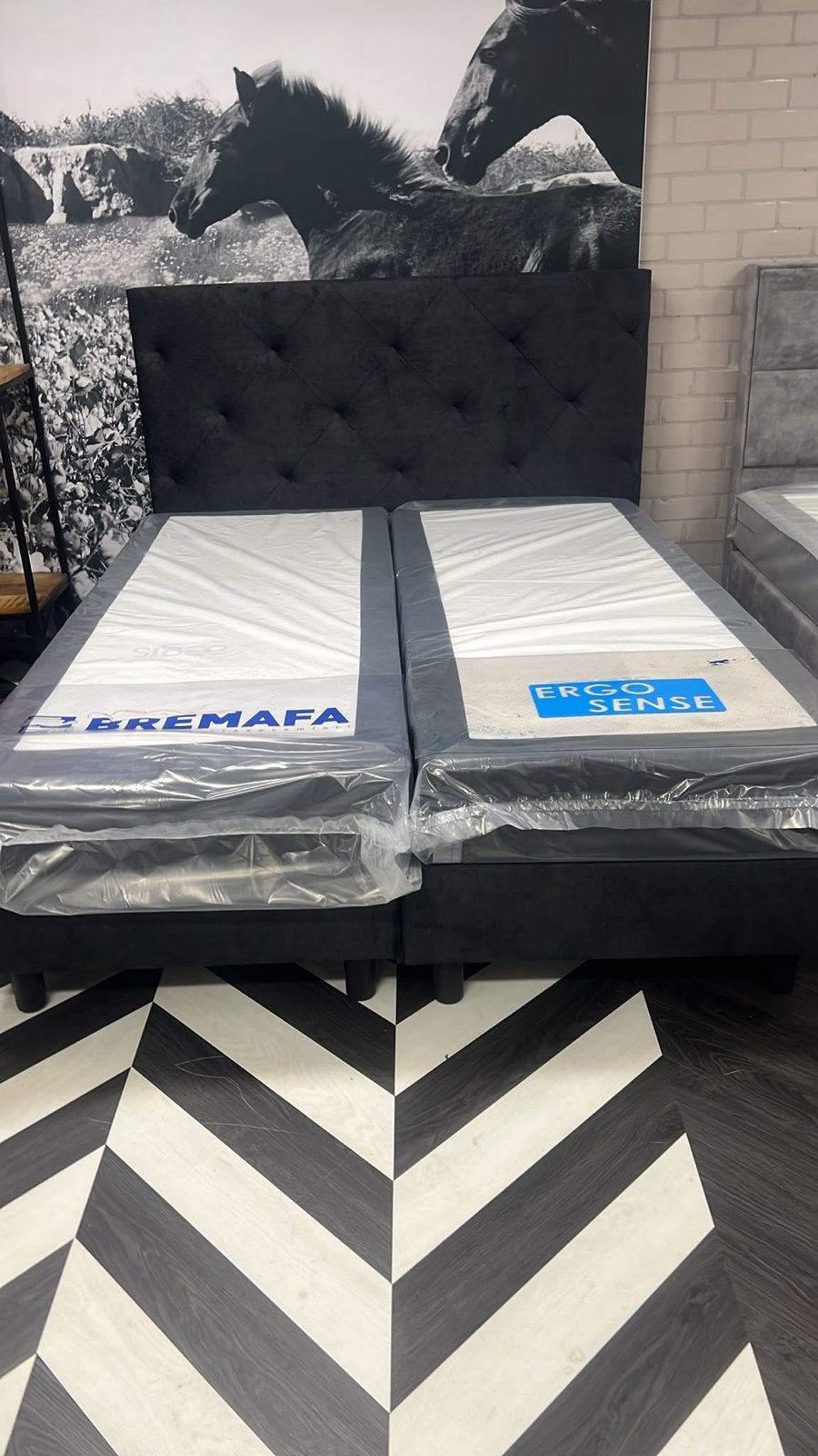 Boxspring 160x200 met velvet stof - Showroommodel, Huis en Inrichting, Ophalen, Zwart, Zo goed als nieuw, Bouma