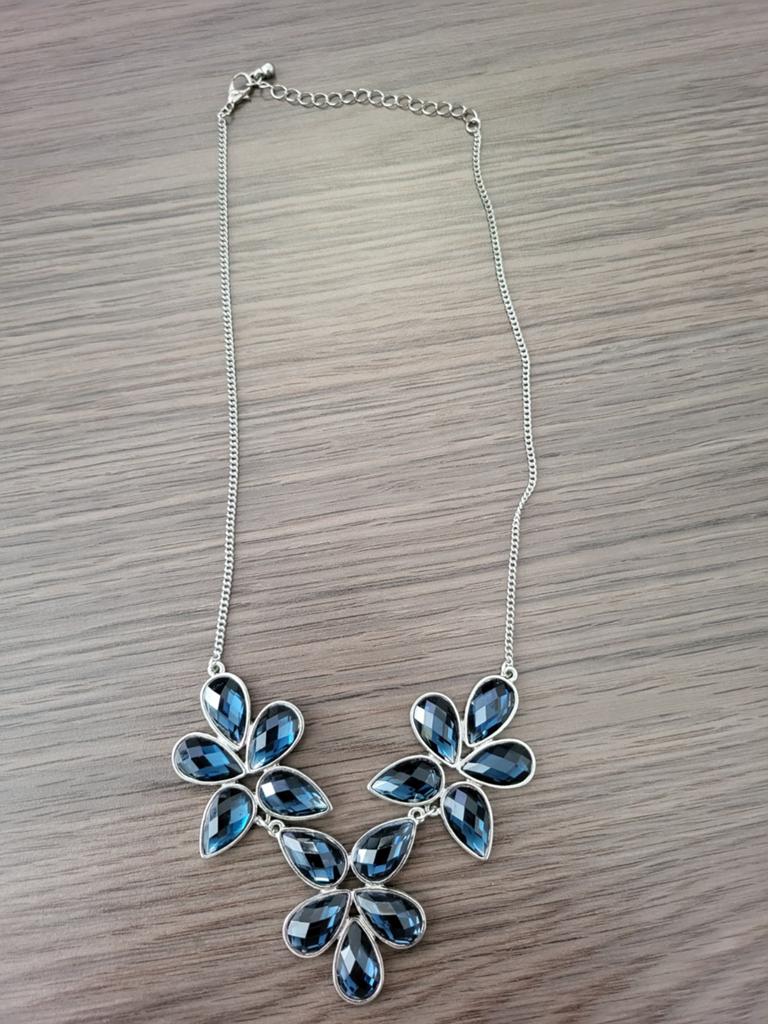 Zilverkleurige ketting met blauwe stenen bloemmotief, Overige materialen, Blauw, Verstelbaar, Ophalen of Verzenden