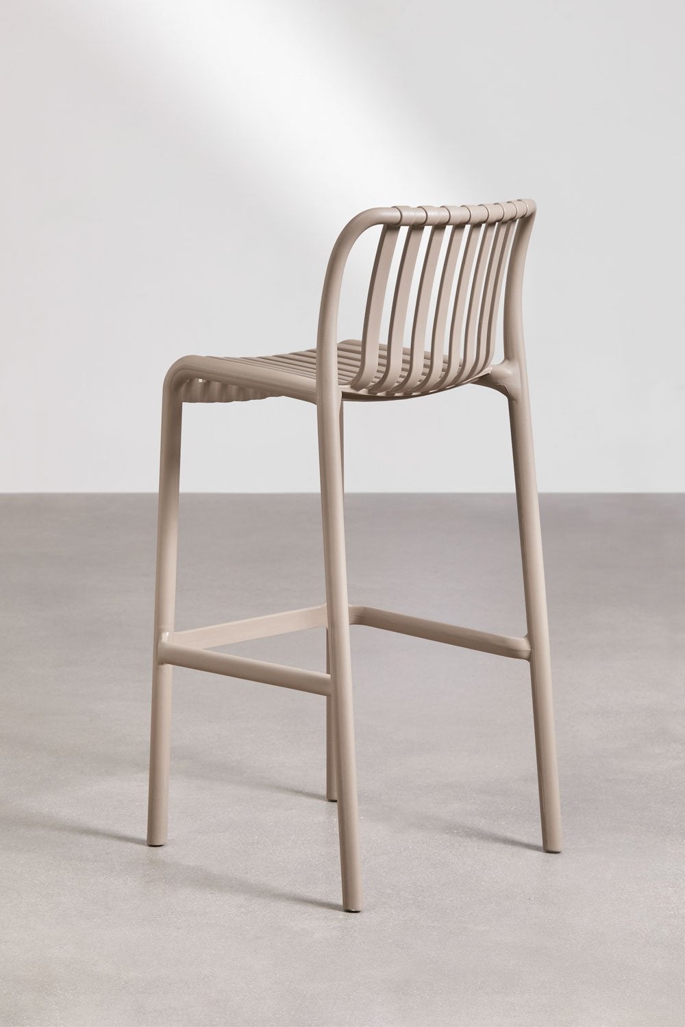 Taupe barkruk met rugleuning 2x - Sklum Wendell, Huis en Inrichting, Barkrukken, Ophalen, Kunststof, Met voetsteun, 60 tot 90 cm