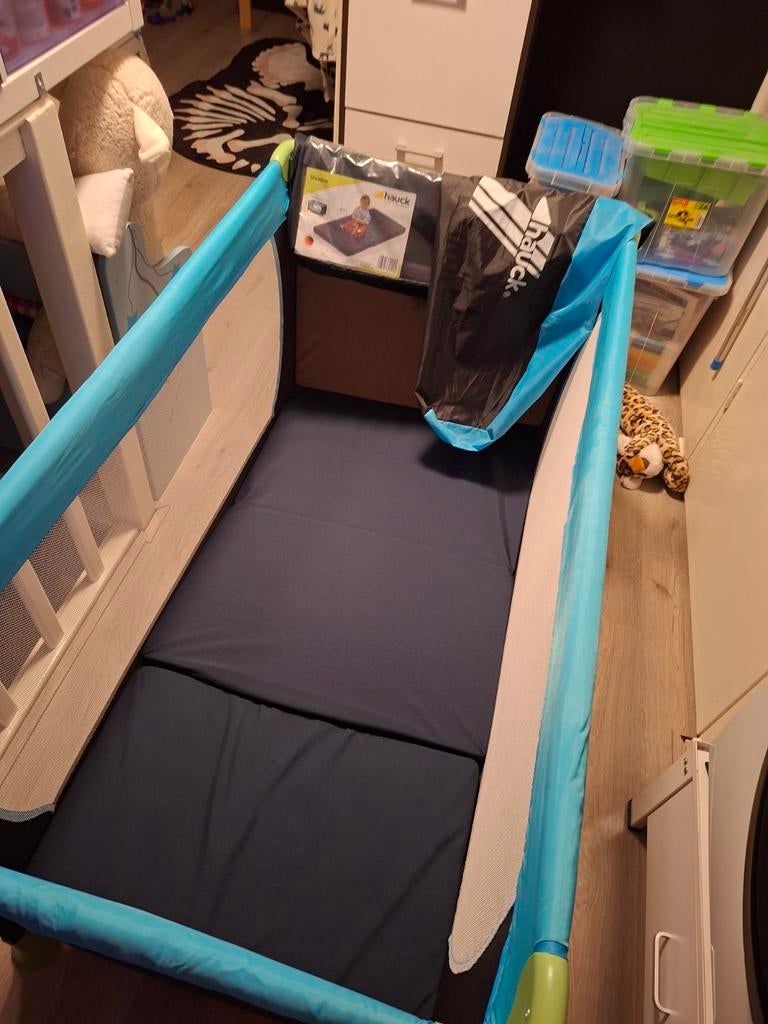 Camping bedje + matras, Kinderen en Baby's, Speelgoed | Buiten | Trampolines, Ophalen, Zo goed als nieuw