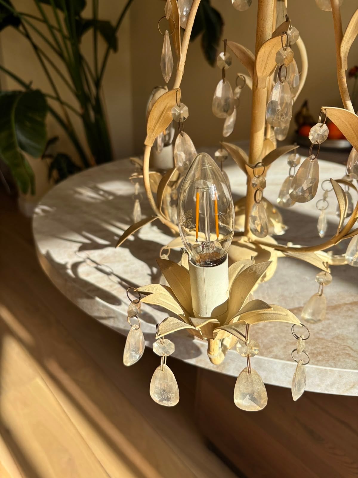 Gouden kroonluchter met kristallen hangers, Ophalen of Verzenden, Gebruikt, Metaal, E14 (klein)