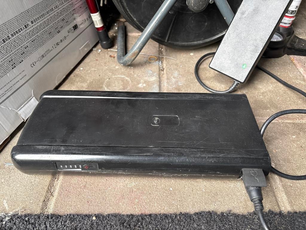 Zwarte Powerbank / Externe Batterij met Oplader, Ophalen, Gebruikt