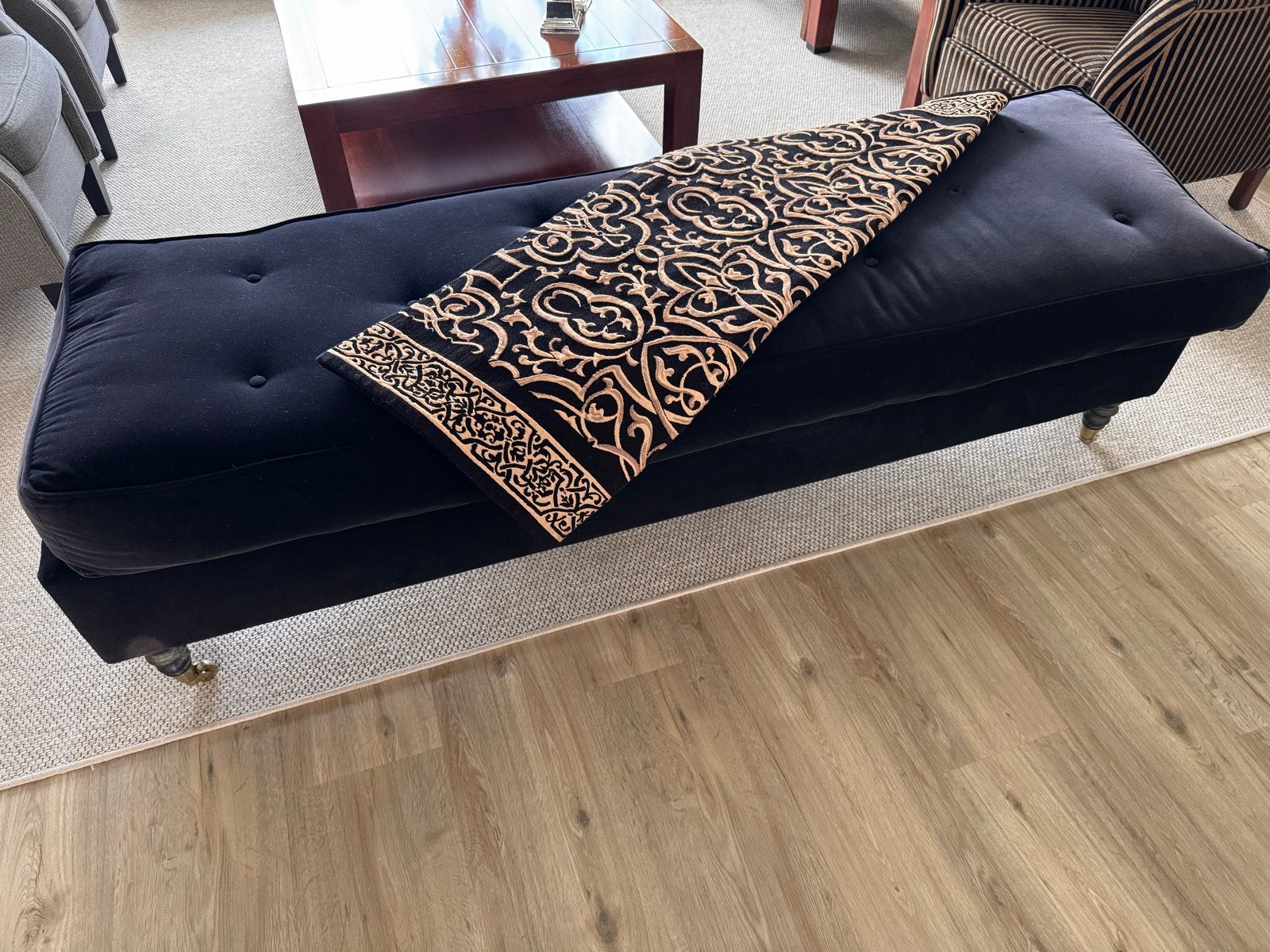 Grote zwarte poef/hocker/lounge meubel op wieltjes, Huis en Inrichting, Banken | Voetenbanken en Poefen, Ophalen, Gebruikt, 125 cm of meer