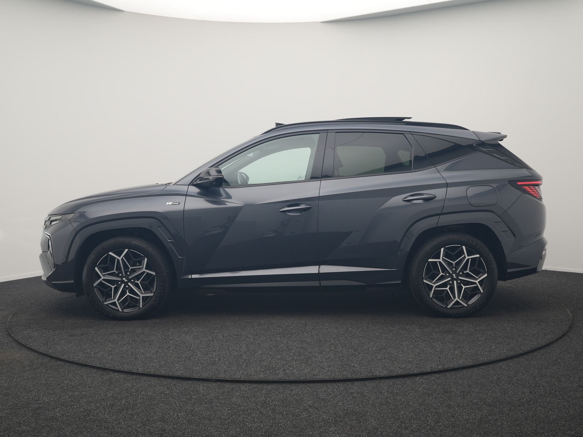 Hyundai Tucson 1.6 T-GDI PHEV N Line Sky 4WD 265pk Dealer O., Auto's, Automaat, Gebruikt, Zwart, 4 cilinders