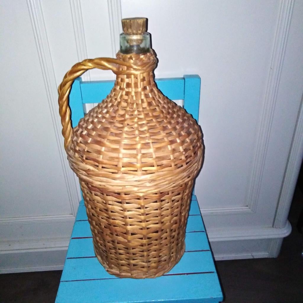 Vintage glazen fles in rieten mand, Antiek en Kunst, Ophalen