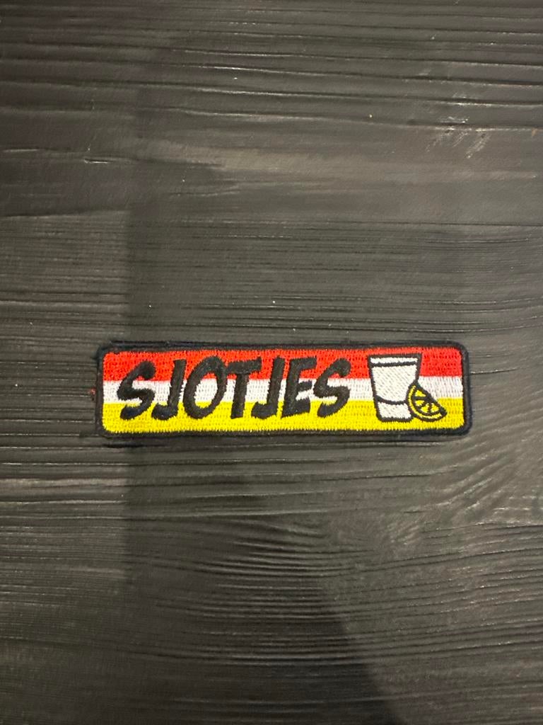 Oeteldonk Sjotjes Embleem Carnaval - Nieuw, Ophalen of Verzenden, Nieuw, Geel, Met patroon