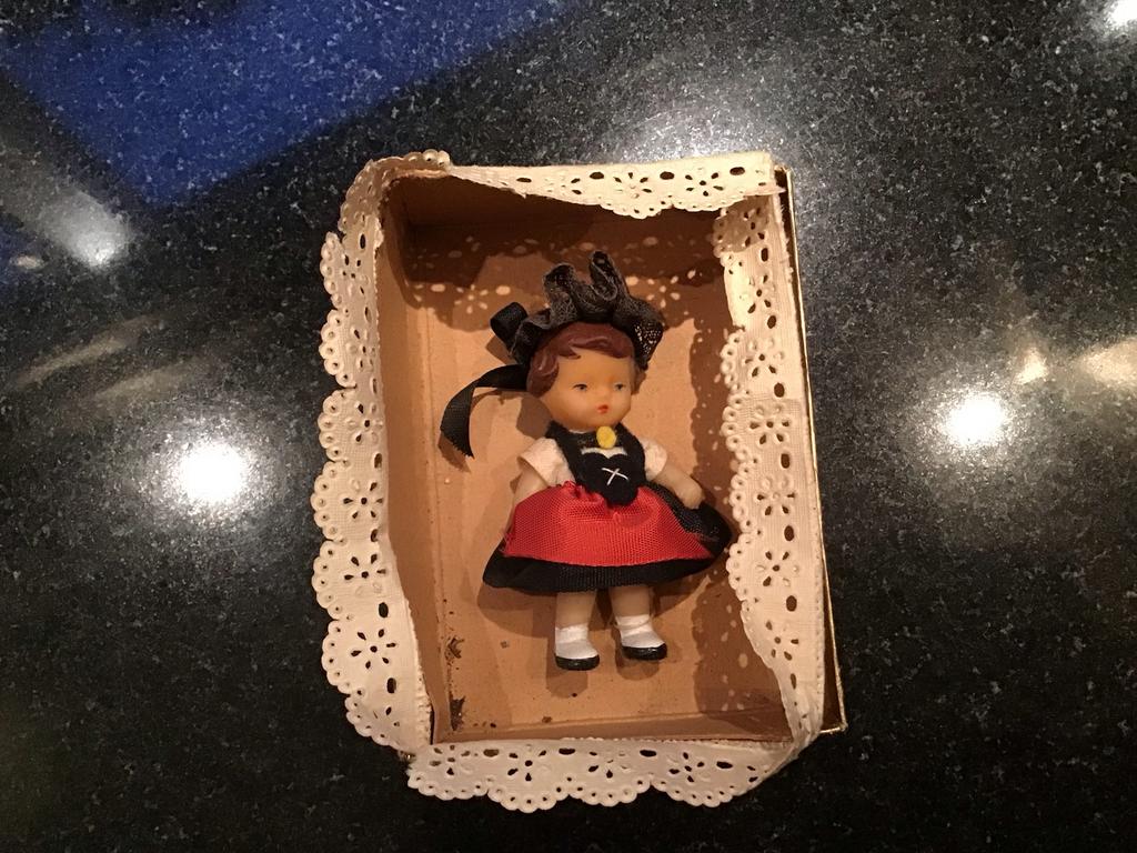 Oud poppenhuis popje in doosje, Ophalen of Verzenden, Gebruikt, Overige typen