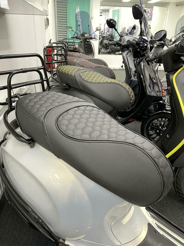 Custom zadel buddyseat voor Vespa Sprint Primavera RS Carbon, Ophalen of Verzenden, Zo goed als nieuw, Vespa
