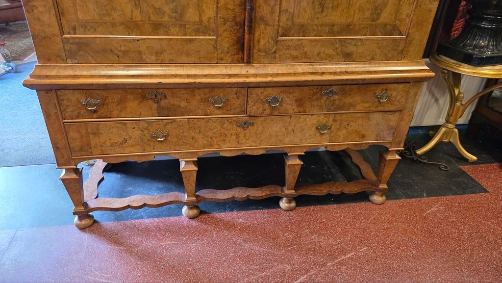 18e eeuw Hollands wortelnoten kruisvoet kabinet, Ophalen