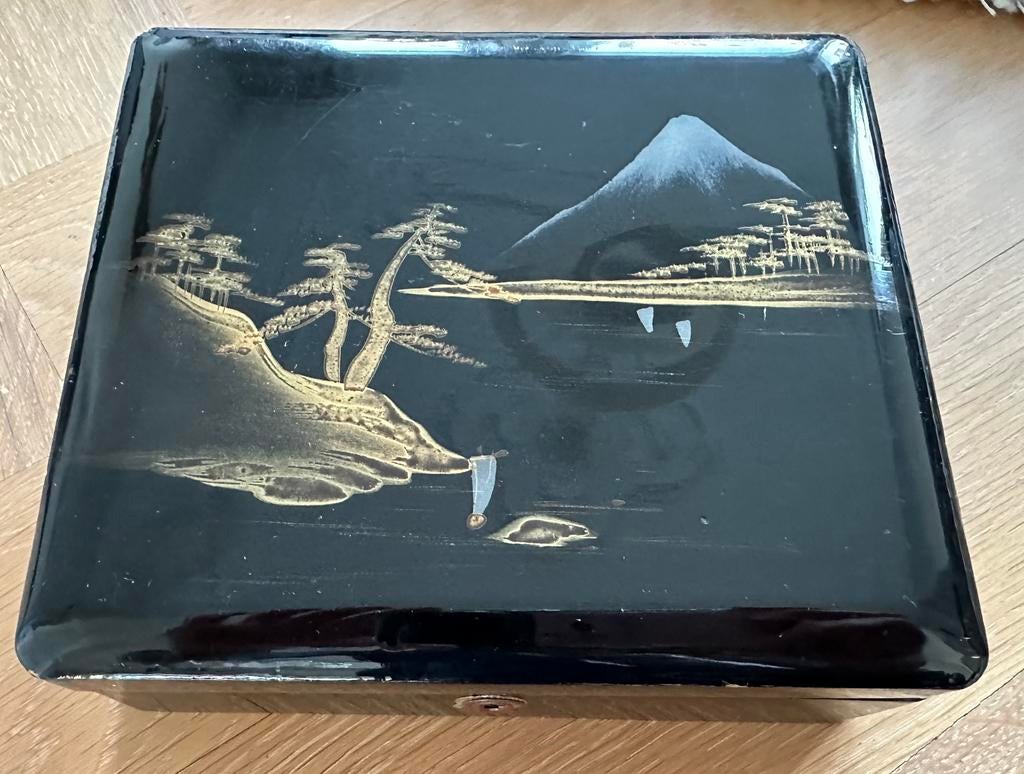 Oud zwart houten kistje met sleutel, Ophalen of Verzenden