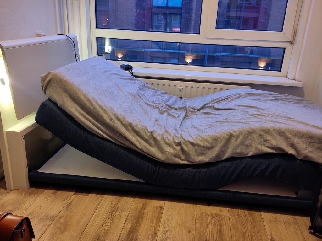 Hulsta verstelbaar elektrisch bed - Perfecte staat!, Huis en Inrichting, Slaapkamer | Bedden, Zo goed als nieuw, Eenpersoons, 90 cm