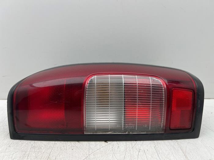 Achterlicht rechts van een Nissan Navara, Gebruikt, -, -, Ophalen of Verzenden