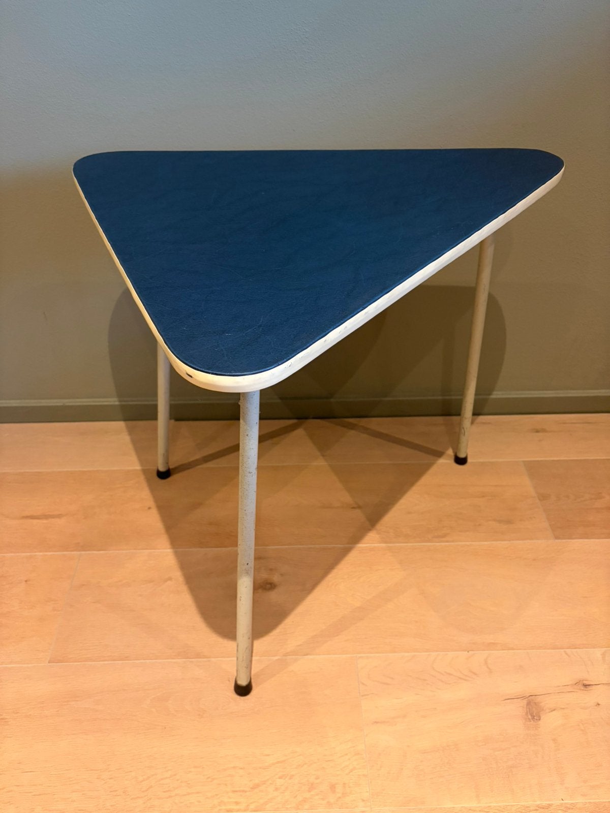 Vintage bijzettafel - Driehoekig - Jaren '60, Gebruikt, Metaal of Aluminium, Vintage, 55 tot 75 cm