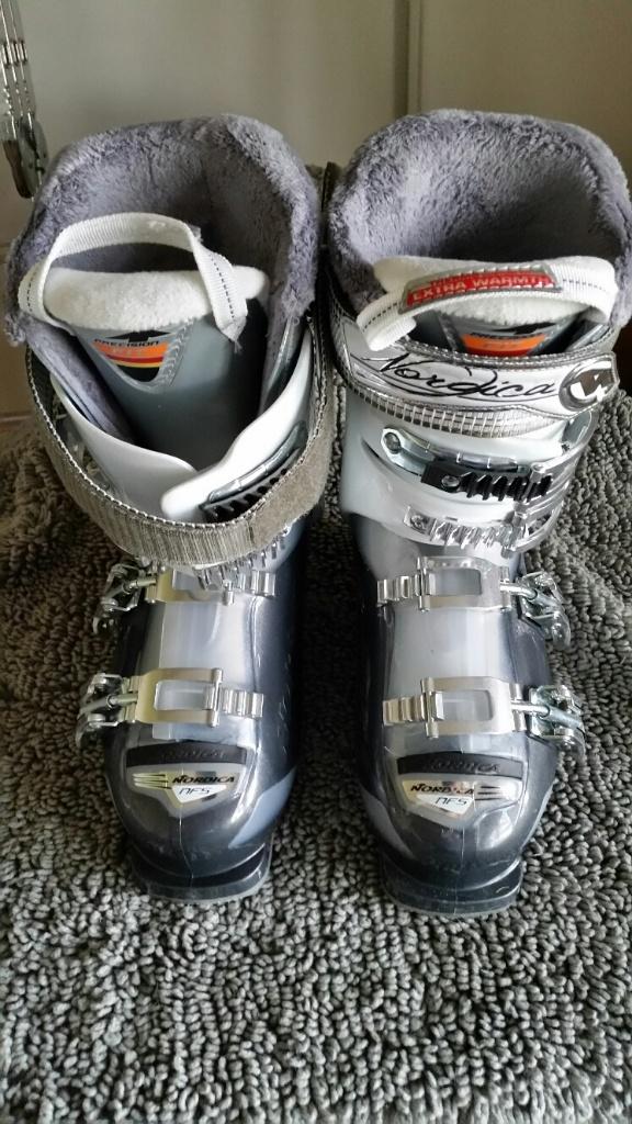Mooie Nordica dames skischoen Wit Ski SchoenMaat 24,5, Sport en Fitness, Skiën en Langlaufen, Ophalen, Schoenen, Zo goed als nieuw