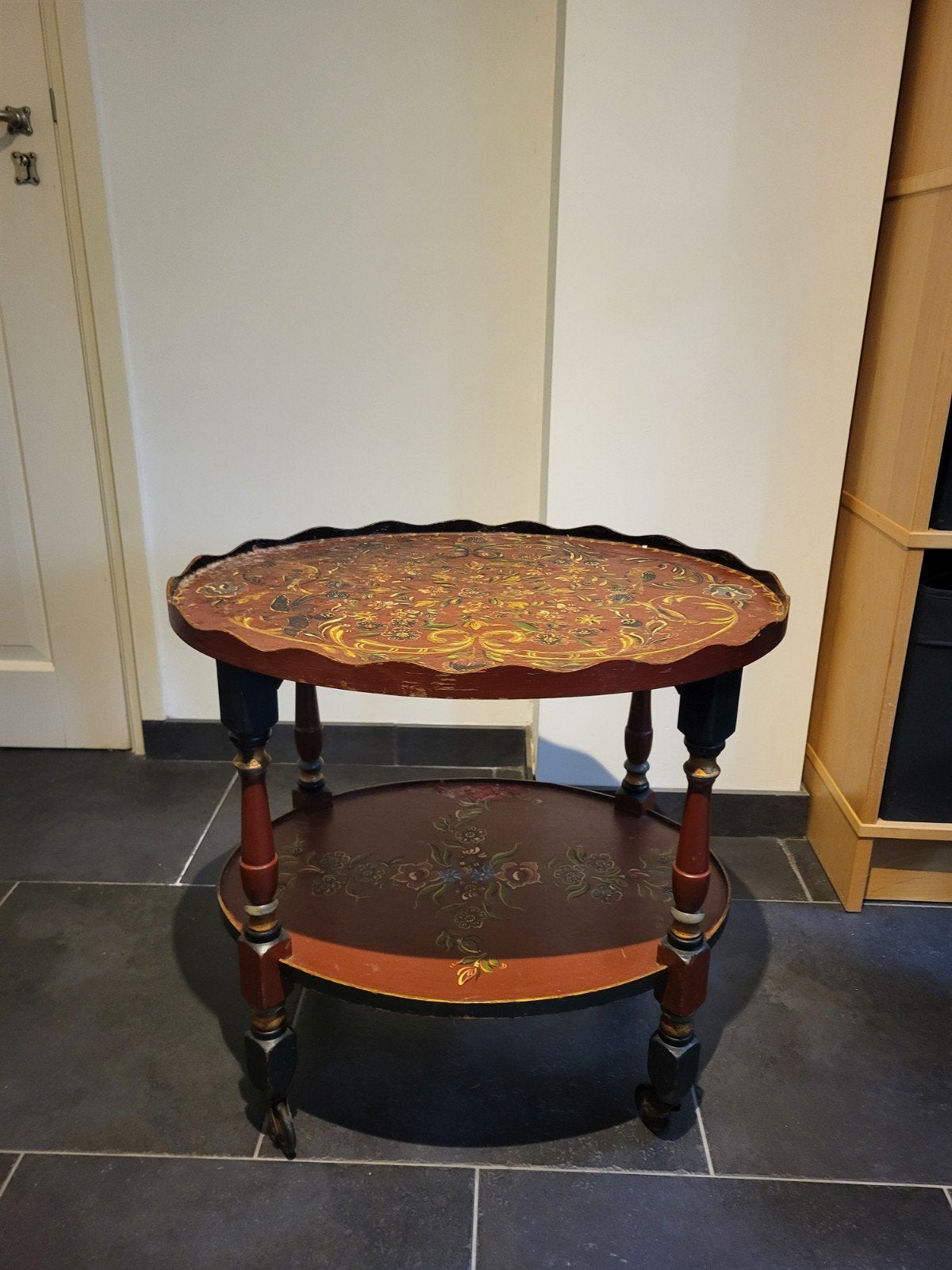 Vintage bijzettafel met bloemmotief, Ophalen of Verzenden