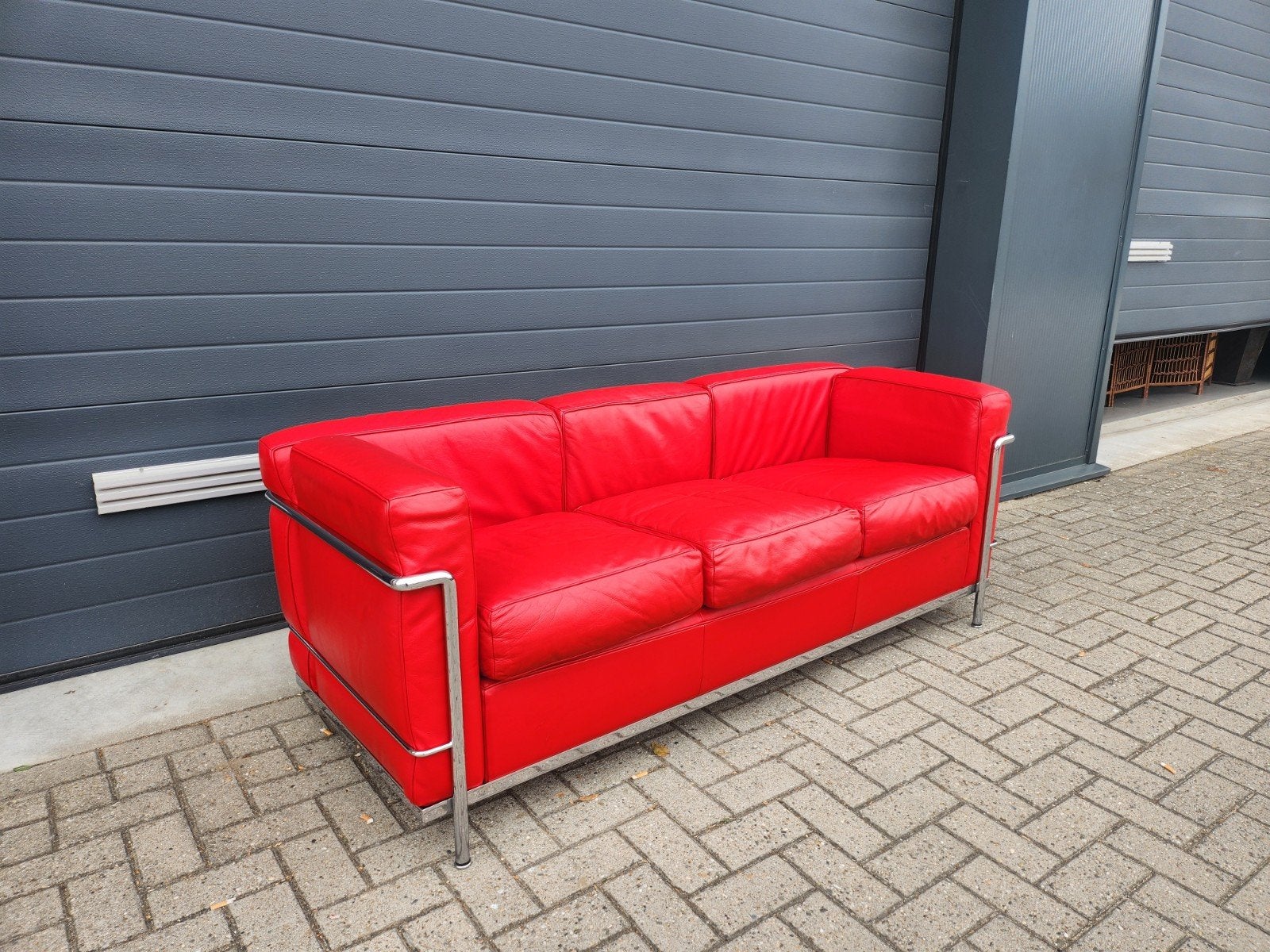 Cassina - LC2 3-zitsbank in rood leer by Le Corbusier, Gebruikt, 125 cm of meer, Leer, Ophalen of Verzenden