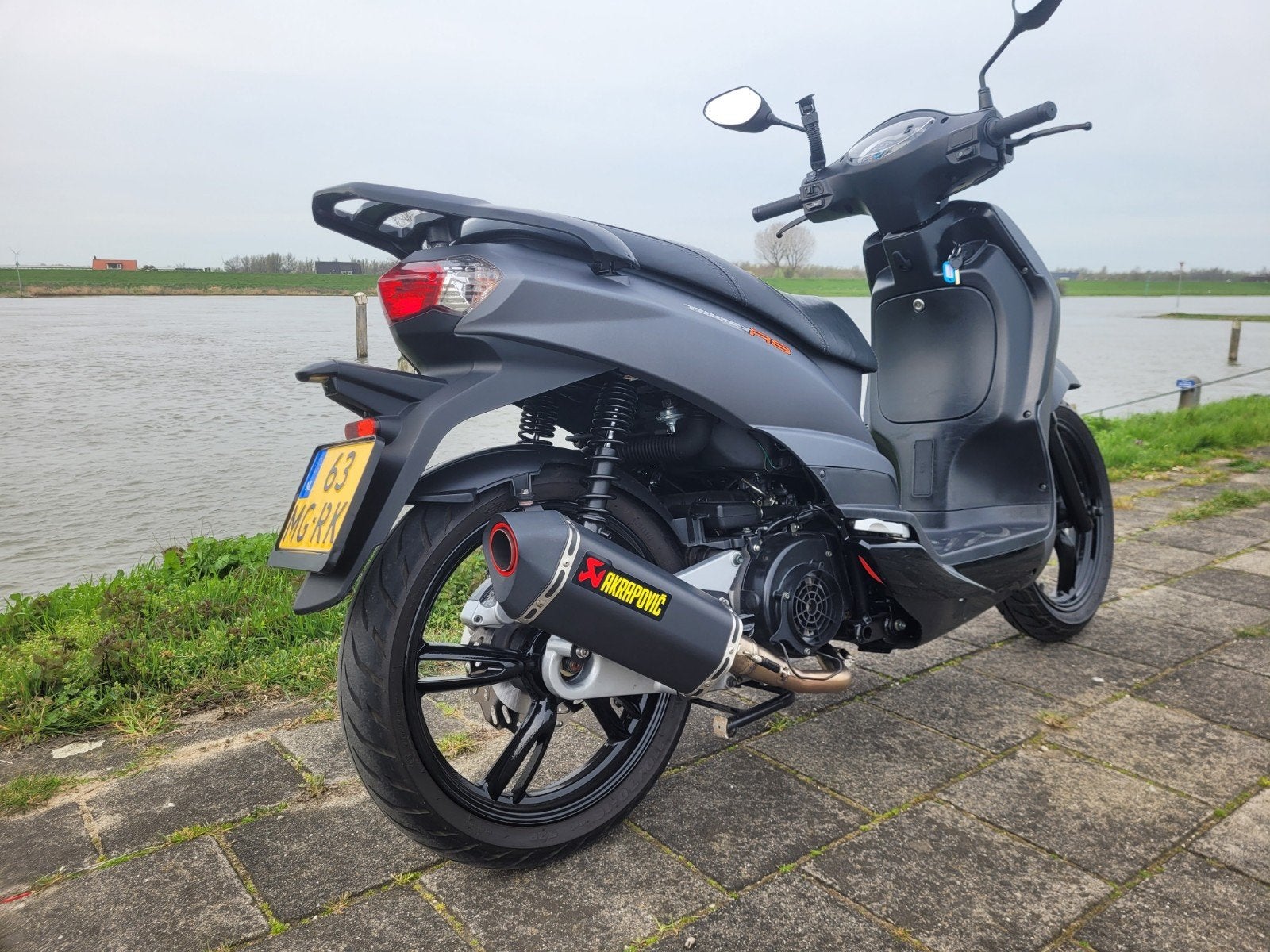 Peugeot Tweet RS 125cc - motorscooter nieuwstaat  Acrapovic, Fietsen en Brommers, Scooters | Peugeot, Ophalen, Overige modellen